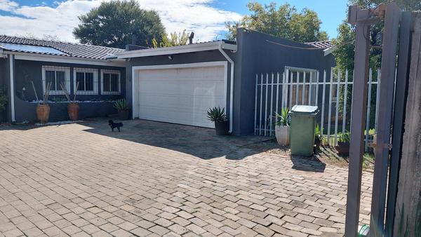 House For Sale in Brackendowns, Alberton