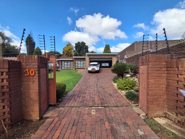 House For Sale in Glenvista, Johannesburg