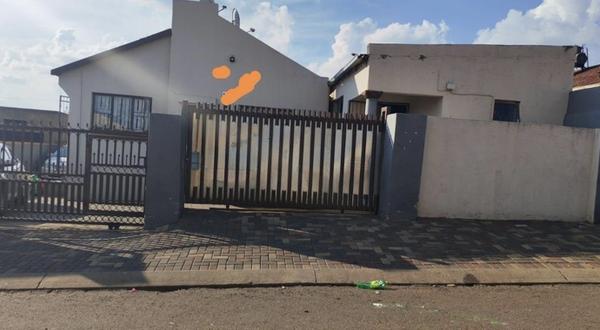 House For Sale in Hospital View, Tembisa