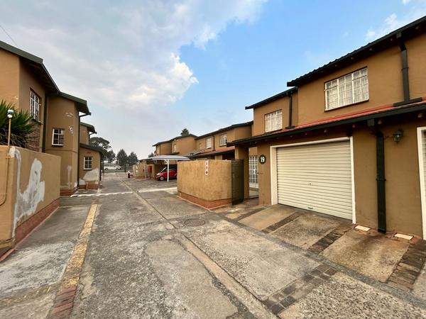 Townhouse For Sale in Springs Central, Springs