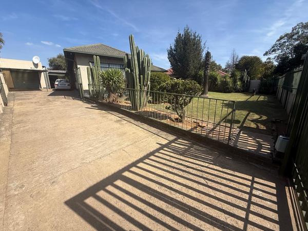 House For Sale in Roseacre, Johannesburg