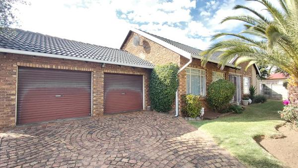 House For Sale in Brackendowns, Alberton