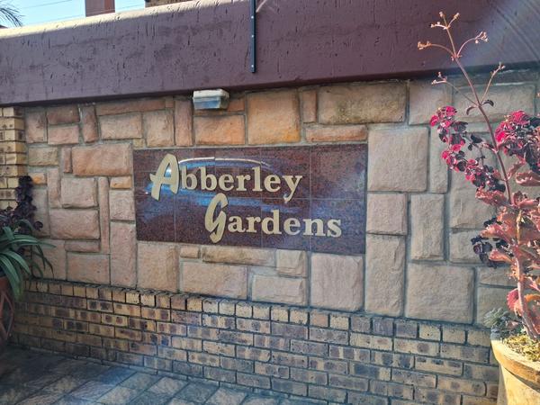 Townhouse For Sale in New Redruth, Alberton