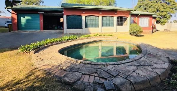 House For Sale in Rhodesfield, Kempton Park